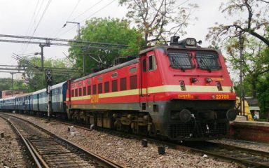 गजब है ट्रेन इंजन के नीचे बैठकर युवक पहुंचा गया जंक्‍शन, जानें कैसे बच गई जान