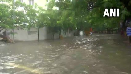 Video: चेन्नई में भारी बारिश के बाद सड़कें बनी तालाब, देखें आफत के बाद की तस्वीरें