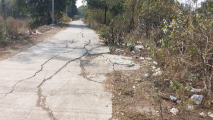 क्षतिग्रस्त सड़क की मरम्मत अधर में, भूमिगत गटर योजना के तहत किए कार्य में पड़ी दरारें