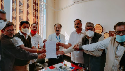 जिले में 10 जनवरी से धान खरीदी बंद, जिलाधीश को सौंपा ज्ञापन