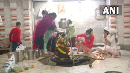 आज महाशिवरात्रि, सुबह से ही मंदिरों में जुट रही श्रद्धालुओं की भीड़, PM मोदी सहित इन बड़े नेताओं ने दी बधाई