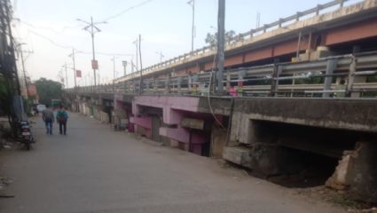 वर्षों पूर्व निर्मित रेलवे का पुराना उड़ान पुल हो गया जर्जर