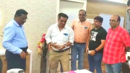 उल्हासनगर शॉपकीपर्स एसोसिएशन के पदाधिकारियों ने विभिन्न मुद्दों को लेकर महानगरपालिका कमिश्नर से मुलाकात की