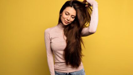 नेचुरली आपके बालों को मुलायम और चमकदार बनाएंगी ये चीजें, घर पर ऐसे करें इस्तेमाल