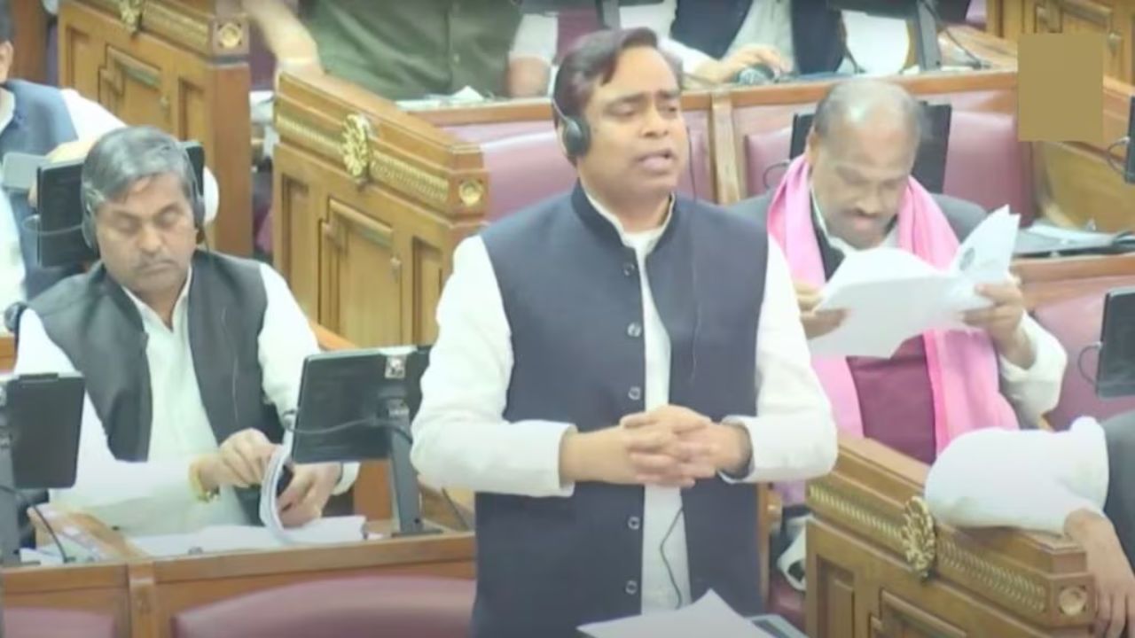 UP News: शिक्षा मित्रों की तुलना कुत्तों से&hellip;सपा विधायक के बयान ने मचाया बवाल, भड़के मंत्री संदीप सिंह बोले माफी मांगो