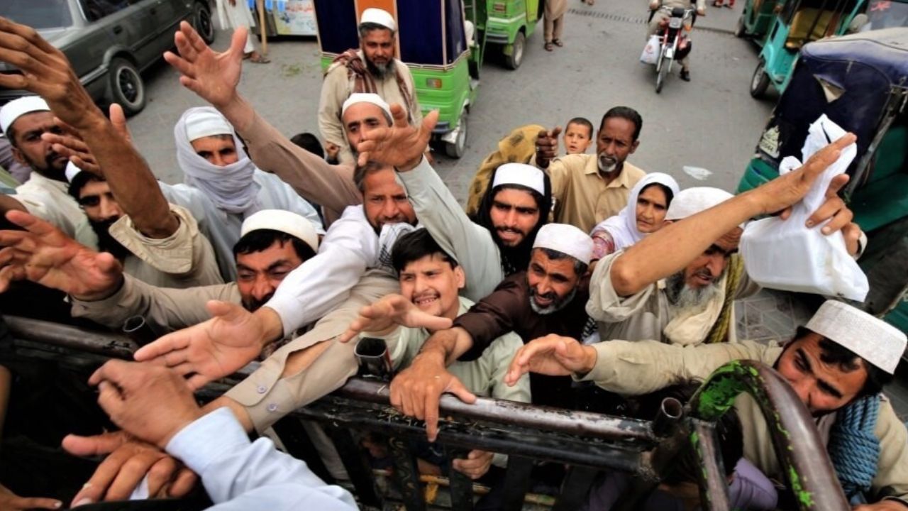 आटे-सब्जी पर आफत, इफ्तारी का भी नहीं हो रहा जुगाड़, रमजान में महंगाई की मार झेल रहे पाकिस्तानी