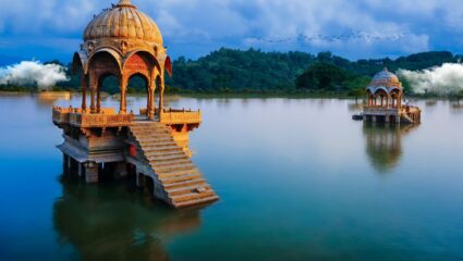 Rajasthan: इन प्रसिद्ध झीलों को बनाएं अपना ट्रैवल डेस्टिनेशन, खूबसूरती देख रह जाएंगे दंग