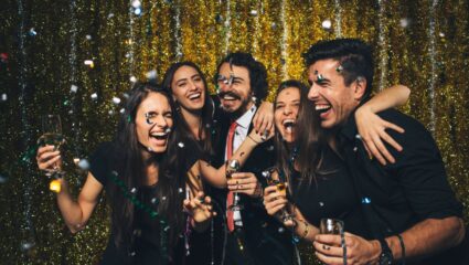 बिना बाहर गए मनाना चाहते है नया साल का जश्न, ये हाउस पार्टी आइडियाज आएंगे आपके काम