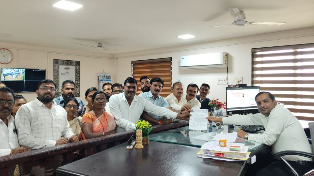 डॉ. बाबासाहब आंबेडकर के अपमान पर अकोला में उबाल; मंत्री गिरीश महाजन के खिलाफ कार्रवाई की मांग