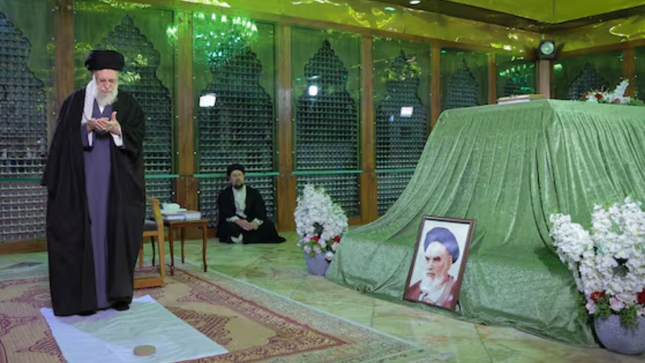 अफवाहों पर लगाम! तेहरान में खुमैनी के मकबरे पर दिखे अली खामेनेई, ईरान में ‘इस्लामिक क्रांति’ के जश्न का ऐलान