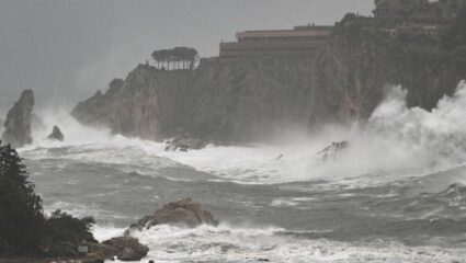 भूमध्य सागर में महाविनाश! चक्रवात ‘हैरी’ की चपेट में आई प्रवासियों की नावें, सैकड़ों लोगों के डूबने की आशंका