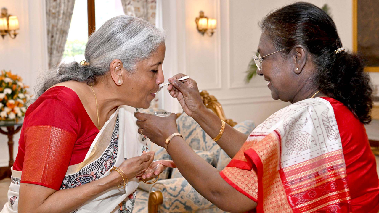 बजट भाषण के तुरंत बाद, बजट दस्तावेज इंडिया और PIB की वेबसाइट पर उपलब्ध होंगे। वित्त मंत्री के बजट भाषण को आसान भाषा में समझने के लिए आप नवभारतलाइवडॉटकॉम पर भी आ सकते हैं। यहां, बजट भाषण के हर बिंदु को समझने में आसान भाषा में समझाया जाएगा, और इसके प्रभाव पर विस्तार से चर्चा की जाएगी।