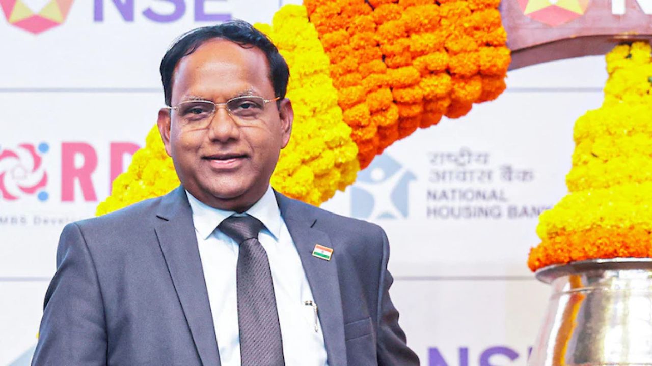 एम नागराजू, वित्तीय सेवा सचिव: एम नागराजू, 1993 बैच के आईएएस अधिकारी (त्रिपुरा कैडर), अगस्त 2024 से वित्तीय सेवा सचिव हैं। नागराजू का विभाग सार्वजनिक क्षेत्र के बैंकों, बीमा कंपनियों और पेंशन संस्थानों की देखरेख करता है। यह सरकार के व्यापक आर्थिक एजेंडे का भी केंद्रीय हिस्सा है, जिसमें ऋण वृद्धि, डिजिटल तकनीक को अपनाना और सामाजिक सुरक्षा पहलों का विस्तार शामिल है। उनके पूर्व कार्यों में कोयला मंत्रालय में प्रमुख सुधारों का नेतृत्व करना, विश्व बैंक में कार्यकारी निदेशक के सलाहकार के रूप में कार्य करना और राज्य वित्त, स्वास्थ्य, जनजातीय कल्याण और उद्योग में वरिष्ठ भूमिकाएँ शामिल हैं।