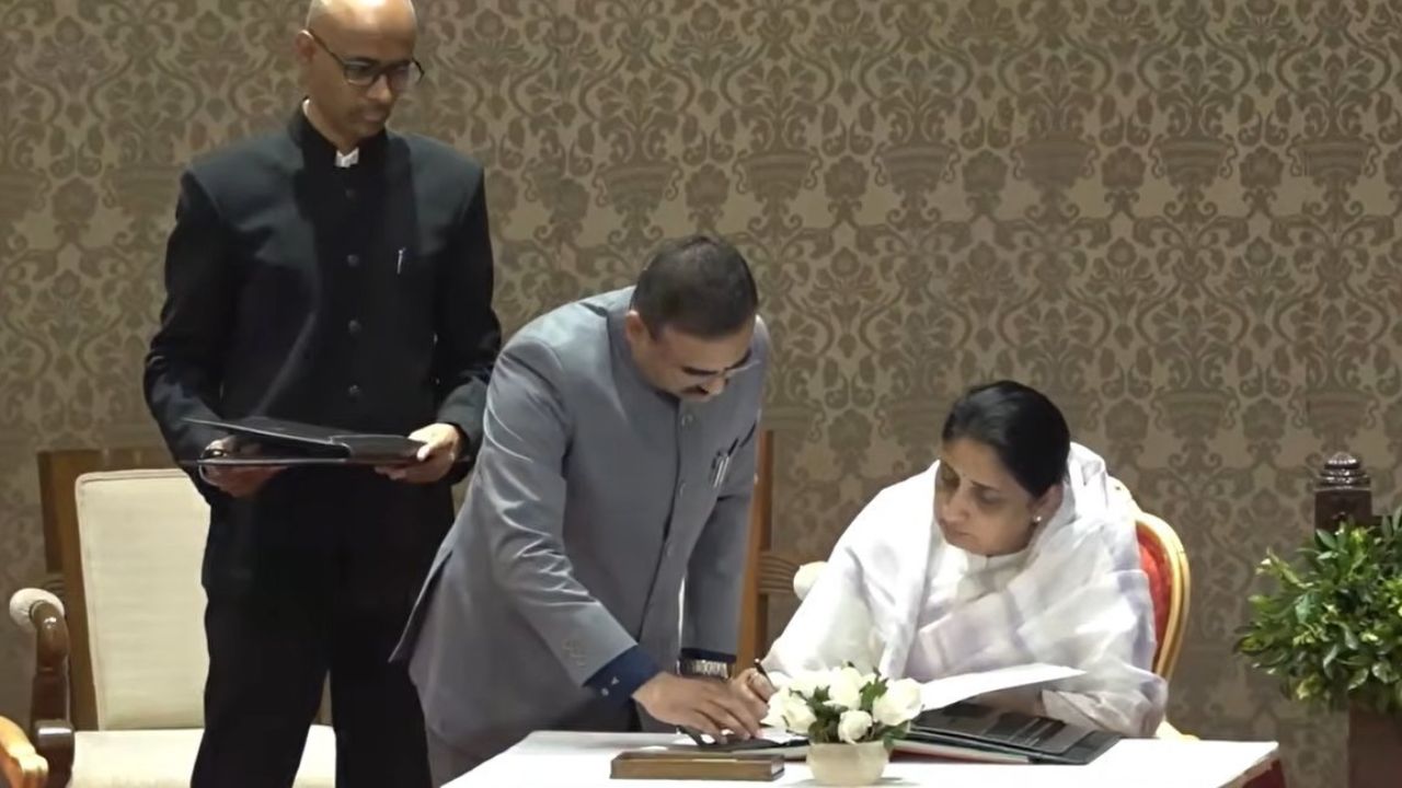 Maharashtra New Deputy CM: सुनेत्रा पवार बनीं राज्य की पहली महिला उपमुख्यमंत्री, लोकभवन में ली शपथ