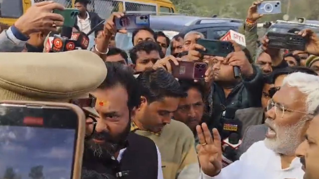 योगी के मंत्री स्वतंत्र देव से भिड़ गए BJP विधायक ब्रजभूषण राजपूत, बदहाल सड़क को लेकर हुआ विवाद, Video Viral