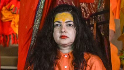 किन्नर अखाड़े से बाहर निकाली गईं ममता कुलकर्णी, अविमुक्तेश्वरानंद और महामंडलेश्वरों पर टिप्पणी पड़ी भारी