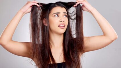 क्या बार-बार चिपचिपे हो जाते हैं बाल? इन आयुर्वेदिक उपायों से पाएं स्कैल्प को बैलेंस करने का तरीका