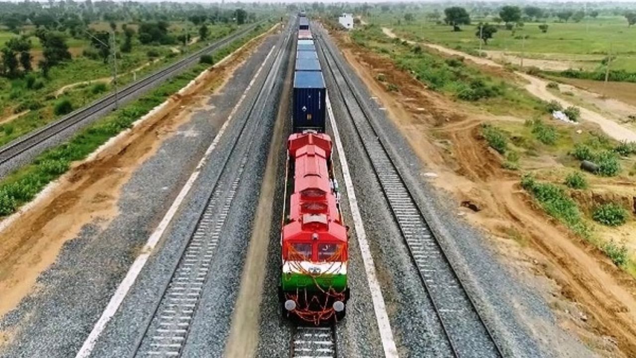  भारतीय रेल ट्रैक दोहरीकरण और इंजनों के निर्माण के लिए पूंजीगत व्यय में भारी बढ़ोतरी करने का प्रस्ताव बजट में शामिल है।
