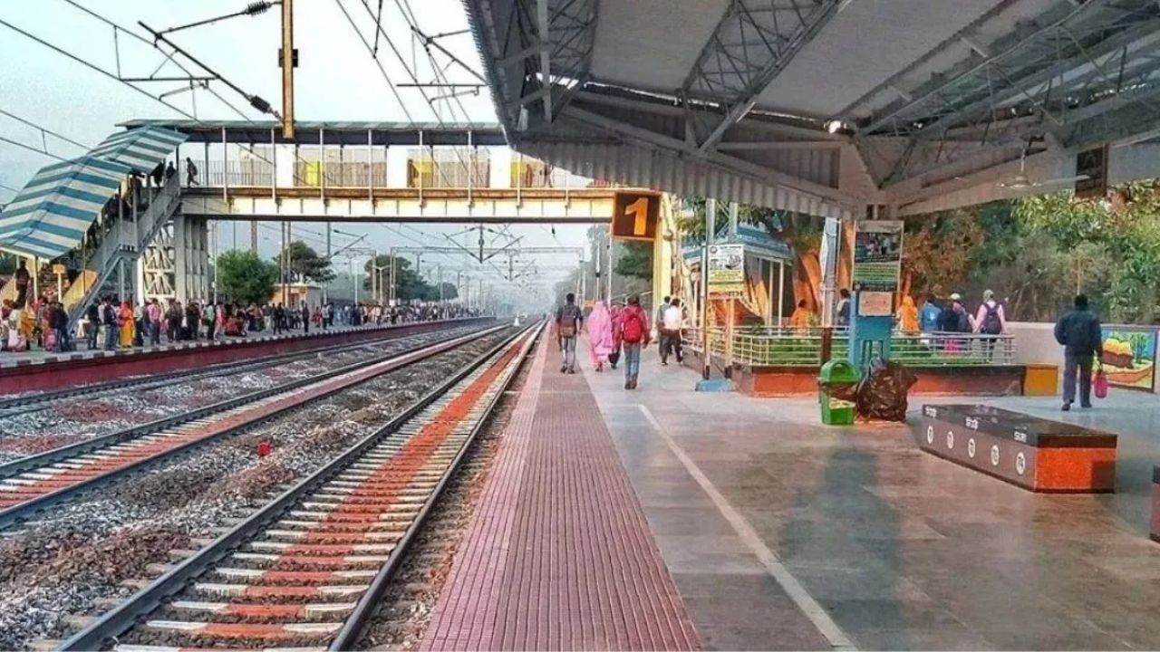 अमृत भारत स्टेशन योजना के तहत देश भर के सैकड़ों रेलवे स्टेशनों को आधुनिक बनाने का काम तेज होगा। ग्रीन स्टेशन और नेट-जीरो कार्बन उत्सर्जन की दिशा में भी सरकार इस बार नए बजटीय प्रावधान ला रही है। 