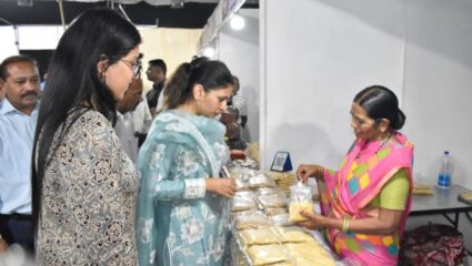 ‘मुक्ताई सरस प्रदर्शनी’ में उमड़ा जनसैलाब, रक्षा खड़से ने की खरीदारी, महिला सशक्तिकरण की सराहनीय पहल