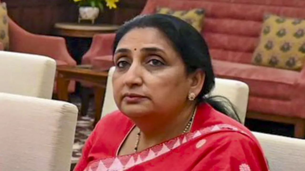 ‘मुझ पर दुखों का पहाड़…’ उपमुख्यमंत्री पद की शपथ लेने के बाद भावुक हुईं सुनेत्रा पवार, पहला बयान आया सामने