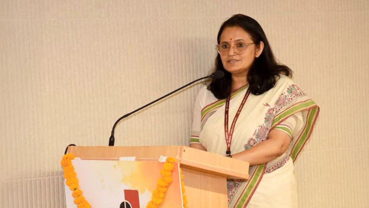 अनुराधा ठाकुर, आर्थिक मामलों की सचिव: 1994 बैच की आईएएस अधिकारी (हिमाचल प्रदेश कैडर) अनुराधा ठाकुर ने 1 जुलाई से आर्थिक मामलों की सचिव के रूप में कार्यभार संभाला है और इस विभाग की प्रमुख बनने वाली पहली महिला हैं। इससे पहले, वे कॉरपोरेट मामलों के मंत्रालय में अतिरिक्त सचिव थीं और उन्होंने एसएफआईओ, डीआईपीएएम और एयर इंडिया के विनिवेश प्रक्रिया में महत्वपूर्ण भूमिका निभाई थी। ठाकुर को आर्थिक प्रशासन में दशकों का अनुभव है और वे बजट की मुख्य सूत्रधार हैं। यह उनका पहला बजट भी होगा।