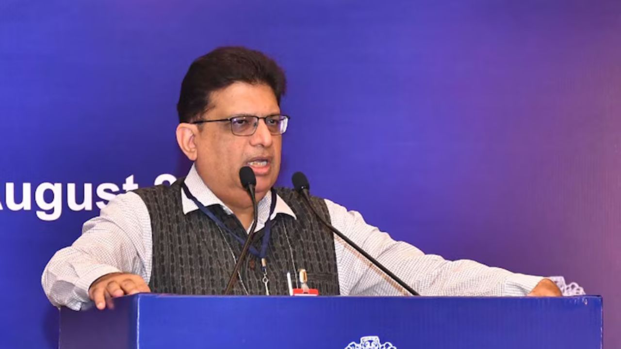 अरुणिश चावला, डीआईपीएएम सचिव: 1992 बैच के आईएएस अधिकारी (बिहार कैडर) अरुणिश चावला निवेश एवं सार्वजनिक परिसंपत्ति प्रबंधन विभाग (डीआईपीएएम) के सचिव हैं। वे सरकार के विनिवेश और निजीकरण के एजेंडे को आगे बढ़ाते हैं और केंद्रीय सार्वजनिक क्षेत्र के उद्यमों में हिस्सेदारी की बिक्री से प्राप्त गैर-कर राजस्व की देखरेख करते हैं। इससे पहले वे राजस्व सचिव और औषधि सचिव के पदों पर रह चुके हैं। उन्होंने आईएमएफ में वरिष्ठ अर्थशास्त्री सहित कई अंतरराष्ट्रीय पदों पर कार्य किया है। उन्होंने लंदन स्कूल ऑफ इकोनॉमिक्स से अर्थशास्त्र में स्नातकोत्तर और डॉक्टरेट की उपाधि प्राप्त की है। 