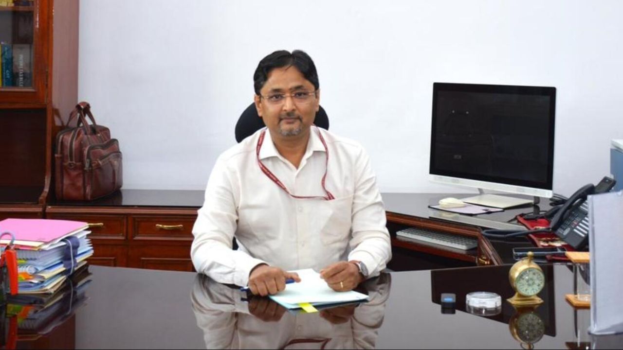 अरविंद श्रीवास्तव, राजस्व सचिव:  1994 बैच के आईएएस अधिकारी (कर्नाटक कैडर) अरविंद श्रीवास्तव वर्तमान में राजस्व सचिव हैं और यह उनका पहला बजट होगा। उनका विभाग आयकर और कॉर्पोरेट कर सहित प्रत्यक्ष करों के साथ-साथ जीएसटी और सीमा शुल्क जैसे अप्रत्यक्ष करों का प्रबंधन करता है। इससे पहले वे प्रधानमंत्री कार्यालय में अतिरिक्त सचिव और संयुक्त सचिव, आर्थिक मामलों के विभाग में संयुक्त सचिव के रूप में कार्य कर चुके हैं और एशियाई विकास बैंक के साथ भी काम कर चुके हैं। उनके पास सिविल इंजीनियरिंग में बीटेक (आईआईटी-दिल्ली), अर्थशास्त्र में एमए (मैसूरु) और वित्त में एमएससी (लंदन विश्वविद्यालय) की डिग्री है।