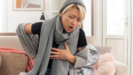 सर्दियों में सीने का दर्द कहीं खतरे की घंटी तो नहीं? भूलकर भी न करें नजरअंदाज, जानें बचाव के तरीके