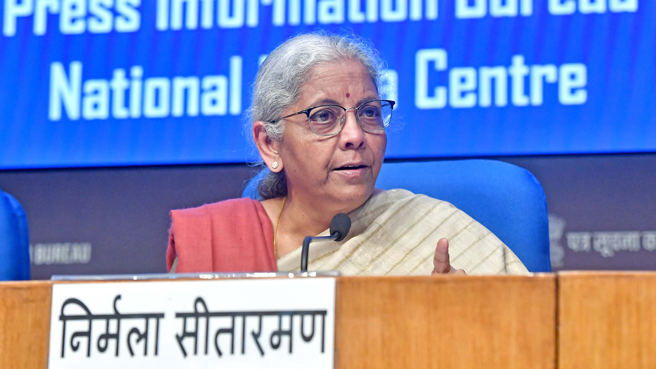 बजट भाषण के कुछ समय बाद केंद्रीय वित्त मंत्री के साथ वित्त राज्य मंत्री और अन्य अधिकारी मीडिया के सवालों के जवाब देते हैं। इस प्रेस कॉन्फ्रेंस के दौरान बजट से संबंधित सभी शंकाओं और मुख्य बिंदुओं को स्पष्ट किया जाता है। प्रधानमंत्री नरेंद्र मोदी और सरकार के अन्य नेता तथा विपक्ष भी बजट पर अपनी प्रतिक्रिया देते हैं।