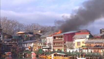 कश्‍मीर में डल लेक के किनारे गेस्‍ट हाउस में लगी भीषण आग से हड़कंप, दूर से दिख रहा धुएं का गुबार, देखें VIDEO