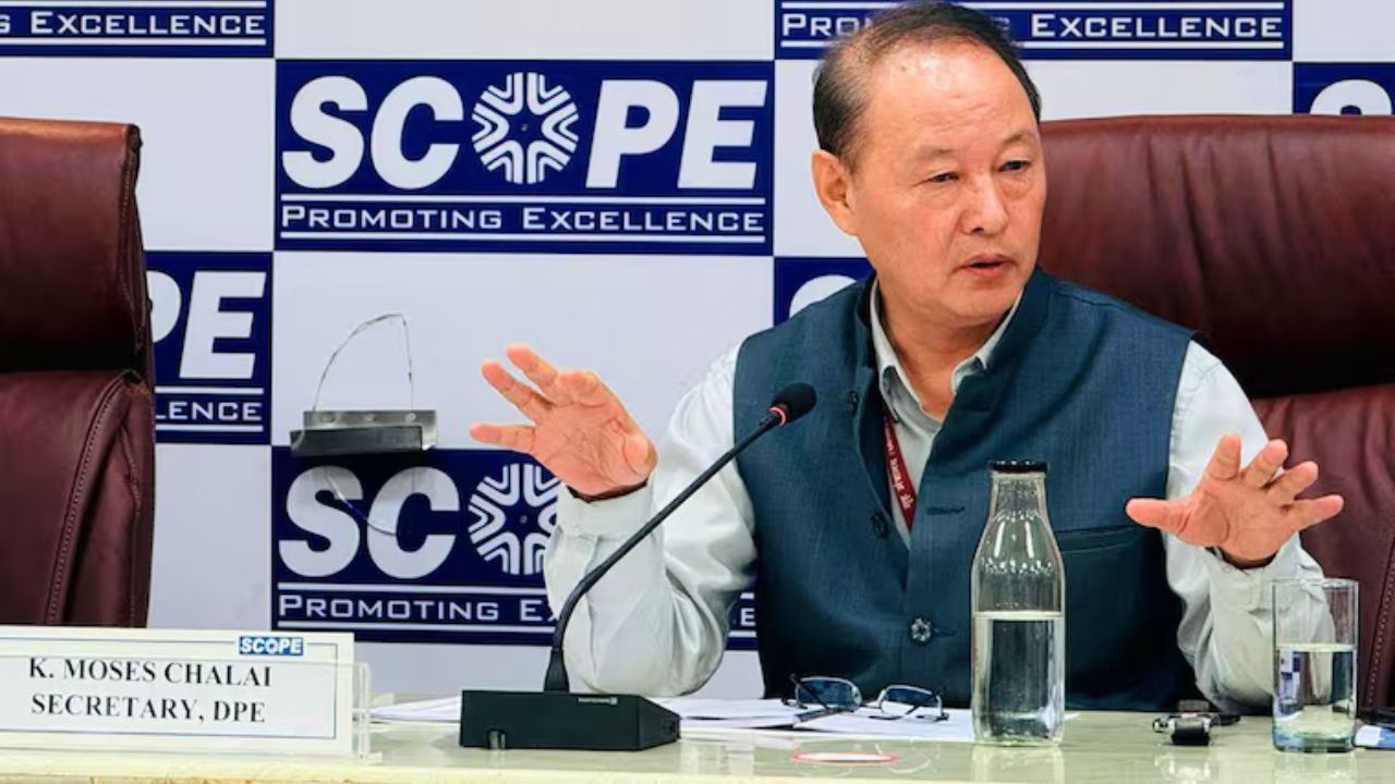  के. मोसेस चलाई, लोक उद्यम सचिव: 1990 बैच के आईएएस अधिकारी (मणिपुर कैडर) के. मोसेस चलाई अप्रैल से लोक उद्यम विभाग के सचिव हैं। चलाई उस विभाग का नेतृत्व करते हैं जो पूंजीगत व्यय योजनाओं की देखरेख करता है और यह सुनिश्चित करता है कि बजटीय आवंटन का कुशलतापूर्वक उपयोग हो। उनकी टीम परिसंपत्ति मुद्रीकरण पहलों पर भी नज़र रखती है और राज्य के स्वामित्व वाले उद्यमों के समग्र वित्तीय प्रदर्शन की निगरानी करती है। वे इससे पहले अंतरराज्यीय परिषद सचिवालय के सचिव और उत्तर पूर्वी परिषद के सचिव के रूप में कार्य कर चुके हैं, साथ ही मणिपुर राज्य प्रशासन में भी विभिन्न पदों पर रह चुके हैं। उन्होंने दिल्ली विश्वविद्यालय के किरोरीमल कॉलेज से राजनीति विज्ञान में स्नातक और स्नातकोत्तर की उपाधि प्राप्त की है।