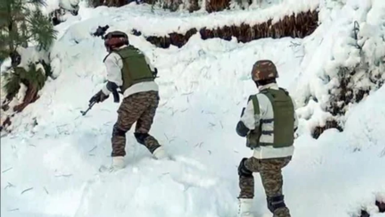 किश्तवाड़ में आतंकवादियों और सुरक्षा बलों के बीच फिर मुठभेड़, 2-3 आतंकी घिरे, इलाके में इंटरनेट बंद