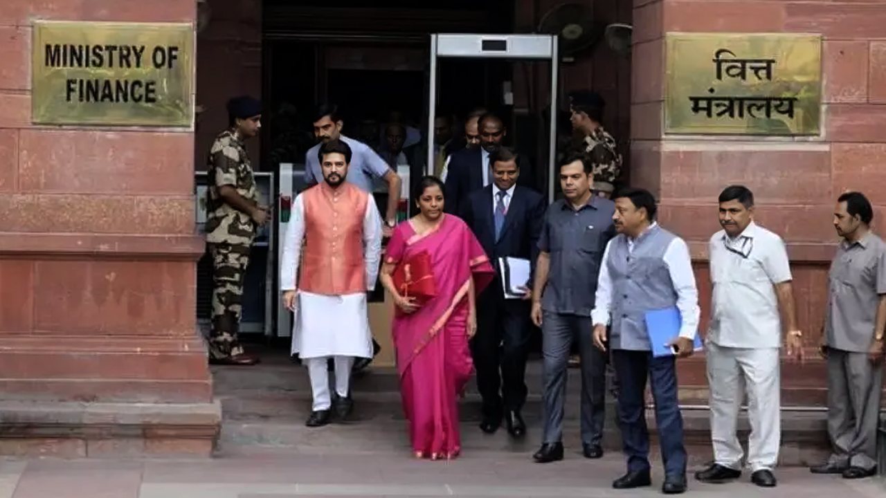 वित्त मंत्री निर्मला सीतारमण का बजट भाषण सुबह 11:00 बजे से लाइव प्रसारित किया जाएगा। यह लाइव भाषण संसद टीवी या डीडी न्यूज पर देखा जा सकता है। इन चैनलों और प्रेस इन्फॉर्मेशन ब्यूरो (PIB) के YouTube चैनलों पर भी लाइव स्ट्रीमिंग उपलब्ध है।