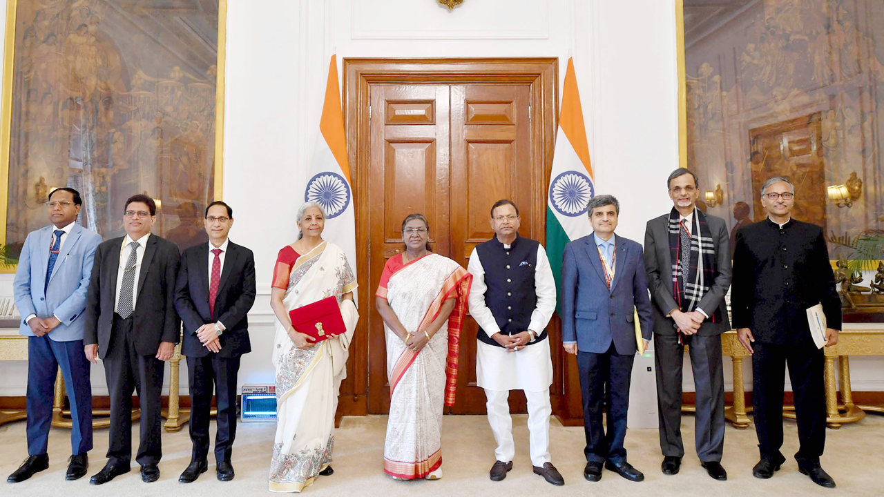 आम तौर पर वह सुबह करीब 8:30 बजे अपने घर से निकलती हैं और वित्त मंत्रालय पहुंचती हैं। सुबह करीब 9:00 बजे वह वित्त मंत्रालय के बाहर अपनी बजट टीम के साथ फोटो सेशन में हिस्सा लेती हैं। इसके तुरंत बाद निर्मला सीतारमण राष्ट्रपति द्रौपदी मुर्मू से मिलने के लिए राष्ट्रपति भवन जाती हैं।