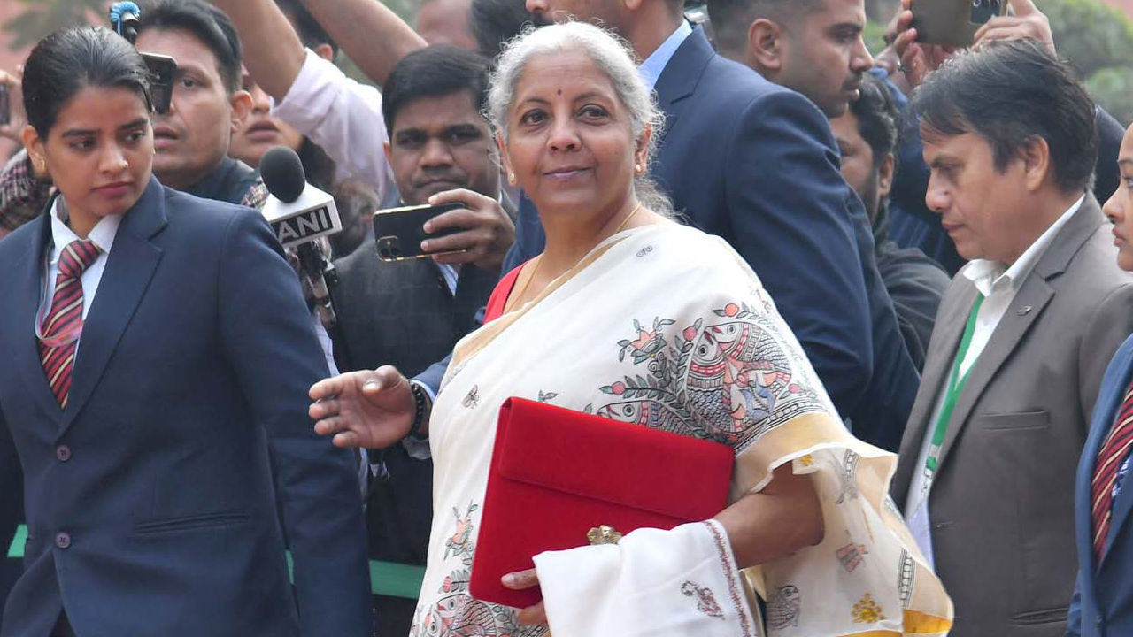 वित्त मंत्री निर्मला सीतारमण 1 फरवरी को सुबह 11:00 बजे लोकसभा में केंद्रीय बजट 2026 पेश करेंगी। निर्मला सीतारमण लगातार नौवां बजट पेश करके देश के संसदीय इतिहास में एक नया रिकॉर्ड बनाने जा रही हैं। आइए बजट के दिन वित्त मंत्री के पूरे शेड्यूल पर एक नजर डालते हैं...