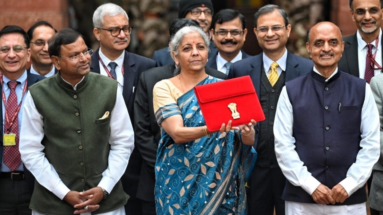 बजट भाषण के शुरुआती हिस्से में वित्त मंत्री सरकार की उपलब्धियों और संबंधित आंकड़ों का जिक्र करती हैं। इसके बाद बजट से संबंधित महत्वपूर्ण घोषणाएं की जाती हैं। भाषण में वित्त मंत्री विस्तार से सेक्टर वाइज बजट प्रावधानों को सबके सामने रखती हैं।