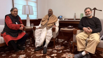 केरल में CM की कुर्सी चाहते हैं शशि थरूर? राहुल-खड़गे के साथ हुई 90 मिनट की मीटिंग, हाईकमान से बन गई बात!