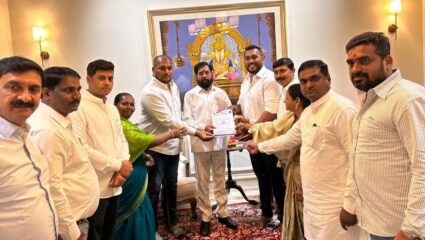 उल्हासनगर में प्रकाश आंबेडकर को लगा करारा झटका, VBA नगरसेवकों ने बदला पाला, एकनाथ शिंदे का थामा हाथ