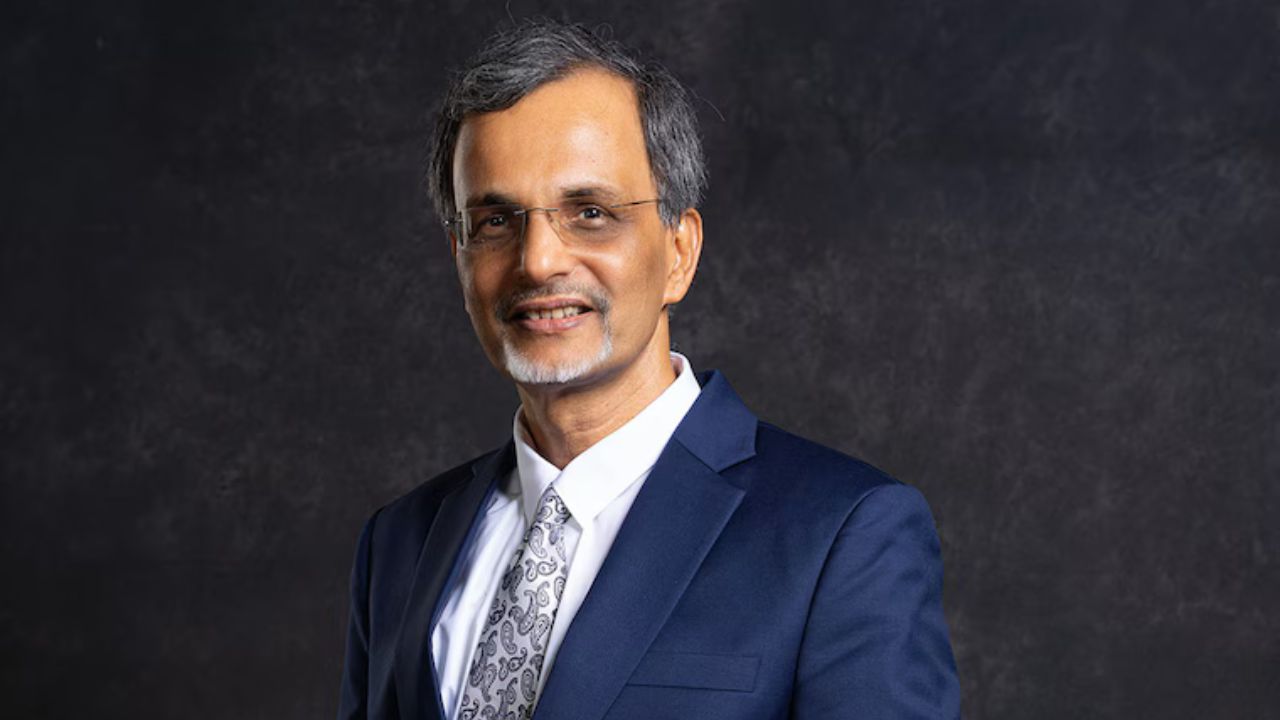 वी. अनंत नागेश्वरन, मुख्य आर्थिक सलाहकार: वी. अनंत नागेश्वरन जनवरी 2022 से भारत सरकार के मुख्य आर्थिक सलाहकार हैं। इस भूमिका में, नागेश्वरन और उनकी टीम विकास पूर्वानुमान, कृषि, उद्योग और सेवा क्षेत्रों के क्षेत्रीय विश्लेषण और वैश्विक जोखिमों के आकलन सहित व्यापक आर्थिक परिदृश्य को परिभाषित करने में मदद करते हैं। इससे पहले वे बैंक जूलियस बेयर में वैश्विक मुख्य निवेश अधिकारी, क्रेडिट सुइस और यूबीएस में वरिष्ठ पदों पर रहे हैं और प्रमुख बिजनेस स्कूलों में अध्यापन कार्य कर चुके हैं। उनके पास बीकॉम, एमबीए और वित्त में पीएचडी की डिग्री है।