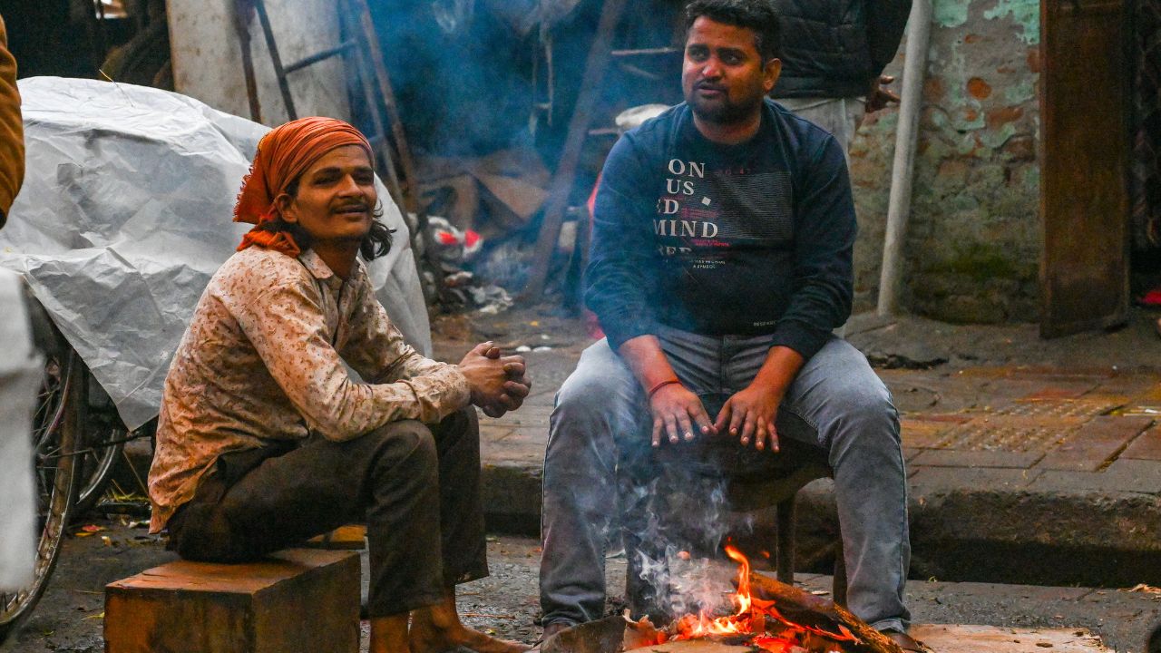 उत्तर भारत में सर्दी रिटर्न्स! कोहरे के साथ आंधी-बारिश का डबल अटैक, जानें आपके राज्य में कैसा रहेगा मौसम?