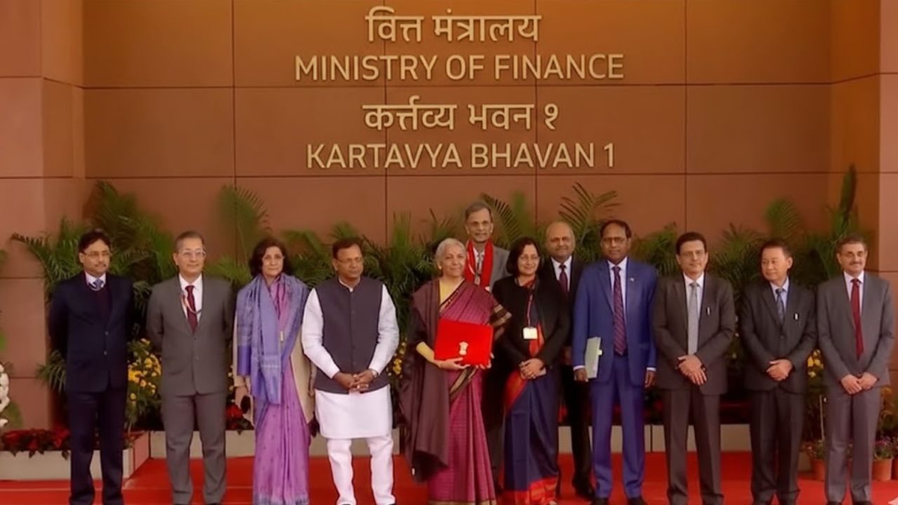 साल 2026 के बजट में वित्त मंत्री ने बैंगनी रंग की साड़ी पहनी है। बैंगनी रंग गरिमा और महत्वाकांक्षा का प्रतीक है जो विकसित भारत के लक्ष्य के साथ मेल खाता है। पिछले 9 सालों में संबलपुरी, पोचमपल्ली और कांजीवरम जैसी साड़ियों के जरिए उन्होंने भारतीय हैंडलूम को वैश्विक मंच दिया है।