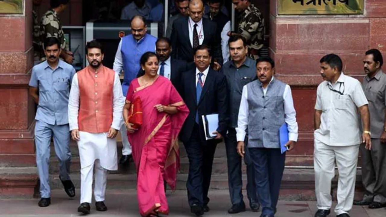 अपने पहले बजट साल 2019 में निर्मला सीतारमण ने सूटकेस की परंपरा तोड़कर बही-खाता पेश किया। उन्होंने सुनहरी बॉर्डर वाली गुलाबी रंग की मंगलगीरी साड़ी पहनी थी जो भारतीय परंपरा के प्रति उनके सम्मान को दर्शाती है।