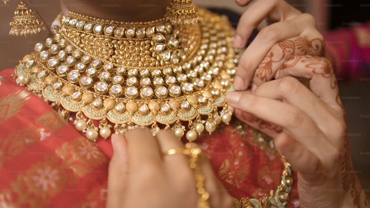 सोने-चांदी की चमक बरकरार पिछले बजट की तरह इस बार भी कीमती धातुओं पर टैक्स स्ट्रक्चर को तर्कसंगत रखा गया है। कस्टम ड्यूटी में स्थिरता के कारण सोने और चांदी के आभूषण खरीदने वालों को बड़ी राहत मिली है जिससे शादी-ब्याह के सीजन में मिडिल क्लास को फायदा होगा।