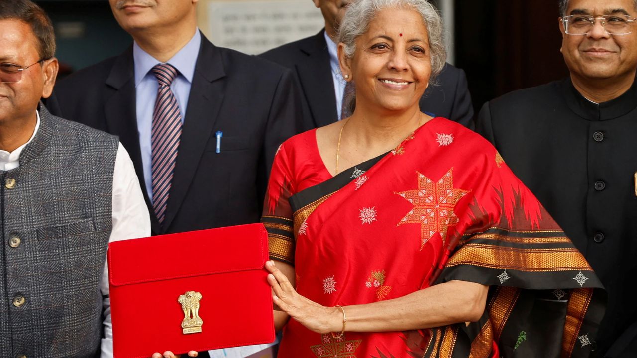 2023 के बजट में उन्होंने पारंपरिक टेंपल बॉर्डर वाली लाल साड़ी पहनी। यह लुक काफी 'पावरफुल' था, जो भारत की सांस्कृतिक विरासत और उभरती अर्थव्यवस्था के आत्मविश्वास को दिखाता है।