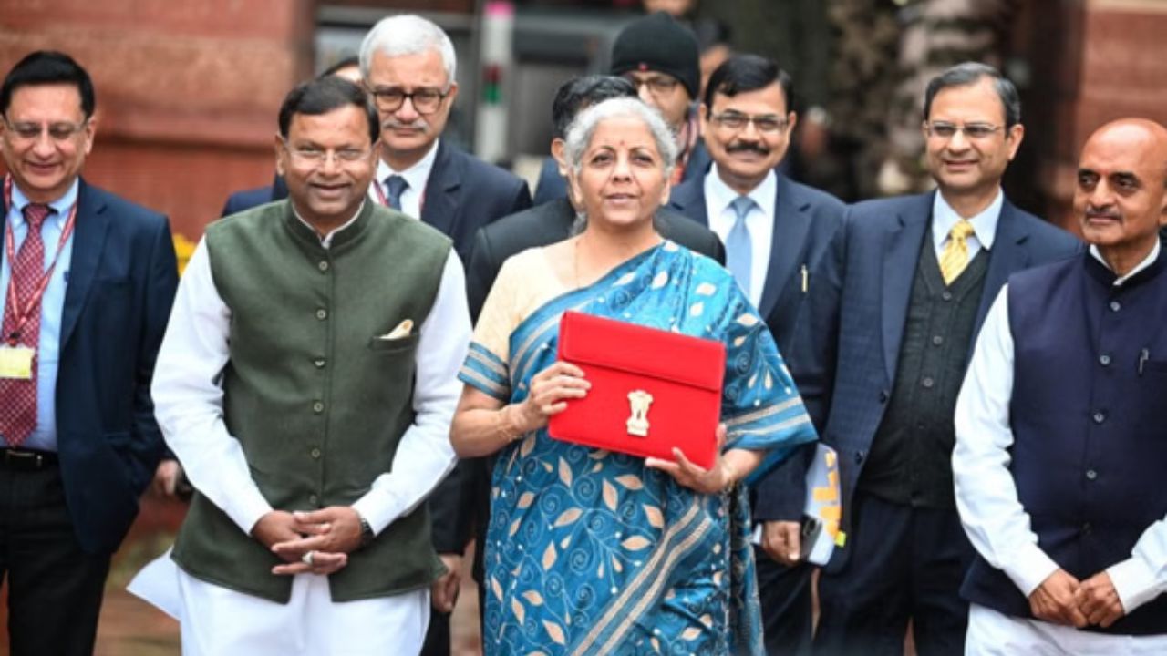 साल 2024 में वित्त मंत्री ने नीले रंग की हैंडलूम साड़ी कैरी की थी। इस साड़ी पर भारतीय हथकरघा की खूबसूरती साफ नजर आ रही थी। इस साड़ी को लेकर खूब चर्चा हुई थी।