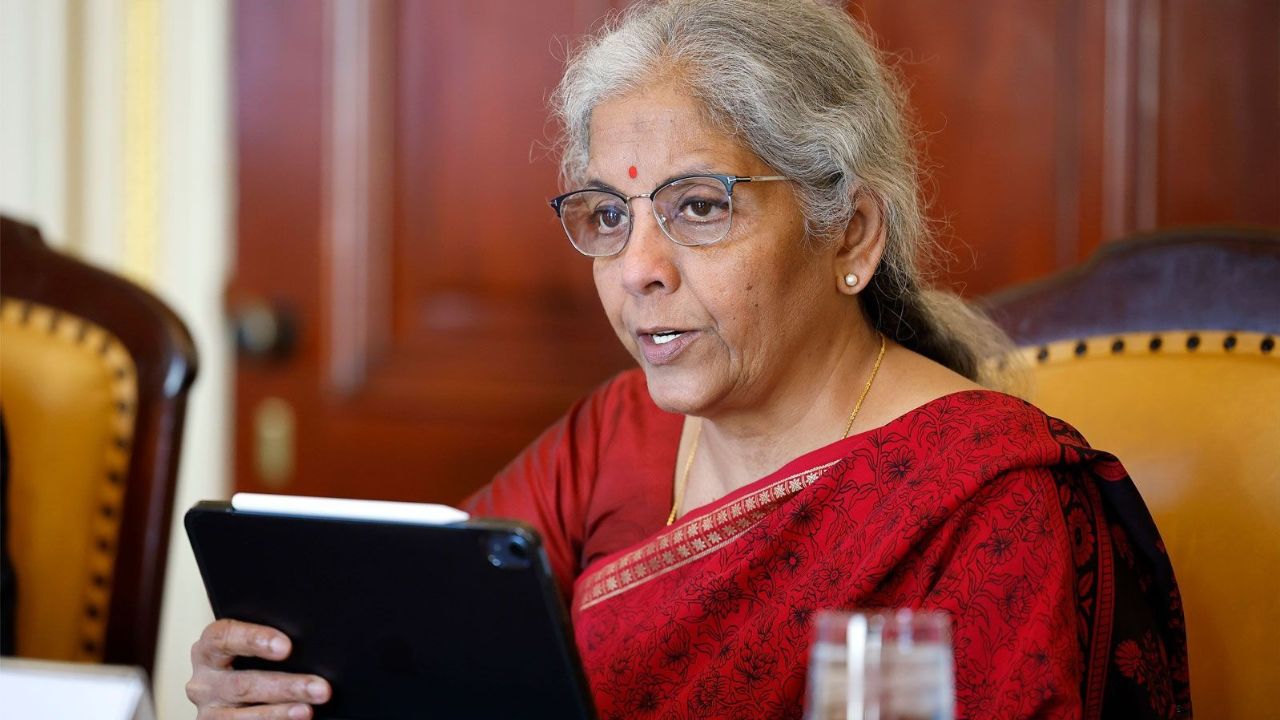 वित्त मंत्री निर्मला सीतारमण ने बजट 2026 के जरिए आम आदमी की विशलिस्ट को संबोधित करने की कोशिश की है। जहां एक तरफ तकनीक और स्वास्थ्य सेवा को सस्ता कर राहत दी गई है वहीं दूसरी तरफ कुछ गैर-जरूरी वस्तुओं पर टैक्स बढ़ाकर राजस्व जुटाने पर जोर है।