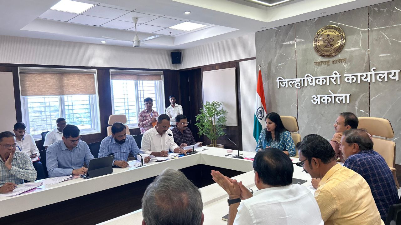 अकोला के जिलाधिकारी वर्षा मीणा की सख्त चेतावनी: MIDC के कार्यों में देरी करने वाले ठेकेदार होंगे, ब्लैक लिस्ट