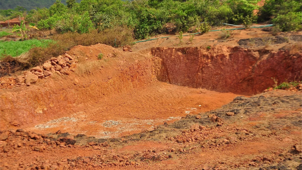 अकोला: मुर्तिजापुर में अवैध मुरूम उत्खनन पर बड़ी कार्रवाई, दो ट्रैक्टर जब्त, 4 लाख का माल बरामद