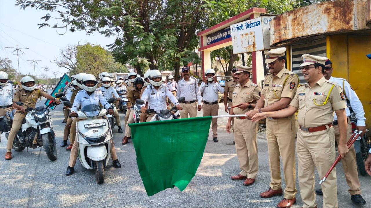 अमरावती: सड़क हादसों को रोकने के लिए पुलिस की अनूठी पहल हेलमेट पहनकर अधिकारियों ने निकाली जन जागरूकता रैली